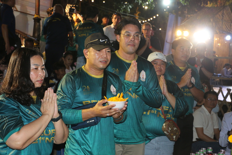 ต้อนรับประธานรัฐสภา พร้อมคณะ เยี่ยมชมซุ้มเรือไฟ ร่วมจุดตะเกียงสืบสานประเพณีไหลเรือไฟนครพนม 2569