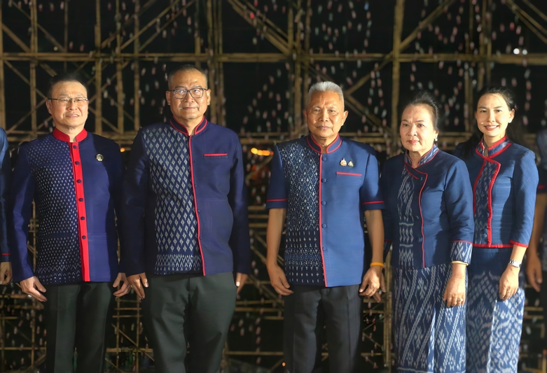 ต้อนรับประธานรัฐสภา พร้อมคณะ เยี่ยมชมซุ้มเรือไฟ ร่วมจุดตะเกียงสืบสานประเพณีไหลเรือไฟนครพนม 2569