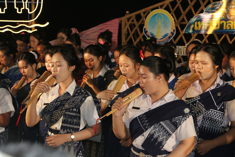 ต้อนรับประธานรัฐสภา พร้อมคณะ เยี่ยมชมซุ้มเรือไฟ ร่วมจุดตะเกียงสืบสานประเพณีไหลเรือไฟนครพนม 2569