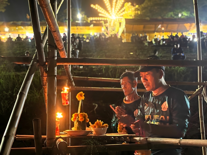 ต้อนรับประธานรัฐสภา พร้อมคณะ เยี่ยมชมซุ้มเรือไฟ ร่วมจุดตะเกียงสืบสานประเพณีไหลเรือไฟนครพนม 2569