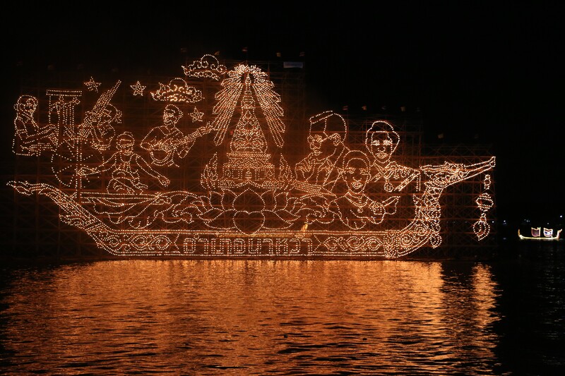 ต้อนรับประธานรัฐสภา พร้อมคณะ เยี่ยมชมซุ้มเรือไฟ ร่วมจุดตะเกียงสืบสานประเพณีไหลเรือไฟนครพนม 2569