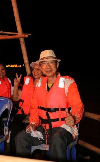 ต้อนรับประธานรัฐสภา พร้อมคณะ เยี่ยมชมซุ้มเรือไฟ ร่วมจุดตะเกียงสืบสานประเพณีไหลเรือไฟนครพนม 2569