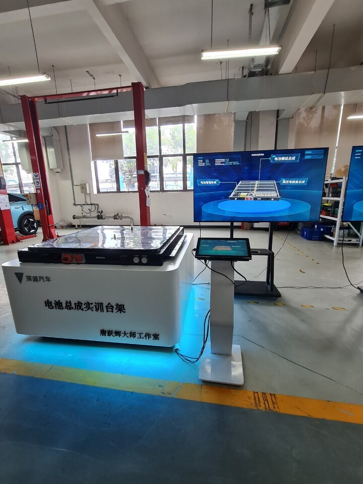 บริษัท ฉางอาน (CHANGAN) พร้อมทำความร่วมมือพัฒนาหลักสูตรด้าน EV และตั้งจัดศูนย์ฝึกอบรมด้าน EV ที่ ม.นครพนม (CHANGAN is ready to collaborate on developing EV curricula and establish an EV training center at Nakhon Phanom University.)